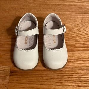 Size 5 white scalloped leather shoe